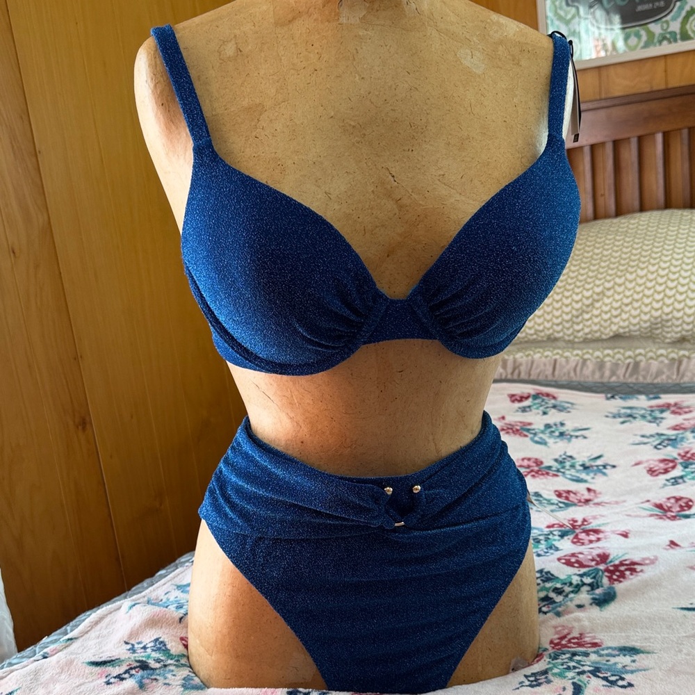 VS Swim Shimmer Icon Push-Up
Bikini Top & High waisted Cheeky bottom